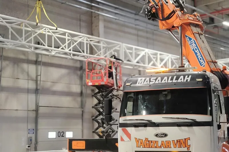 Menemen’in Yükselen Projelerinde Yağızlar Vinç İmzası